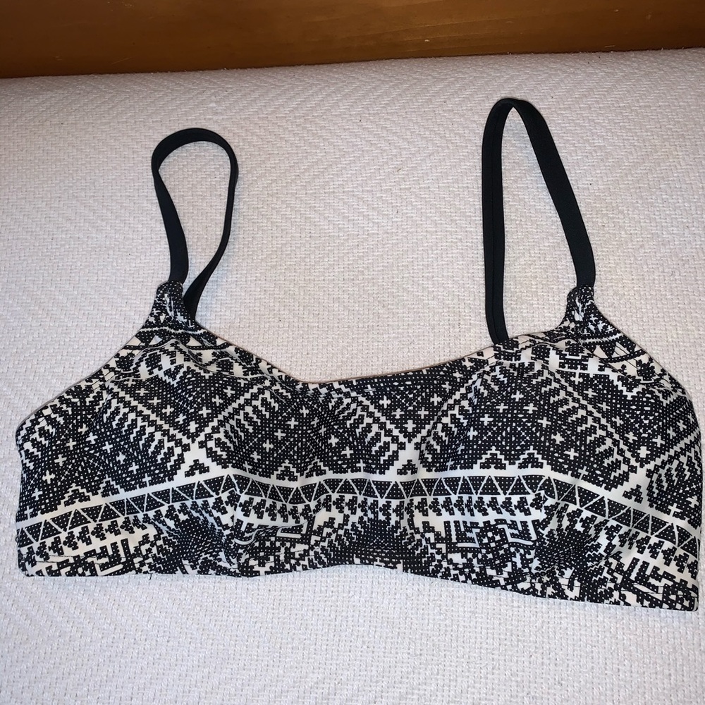 Xhilaration Swimwear Top, Size Medium